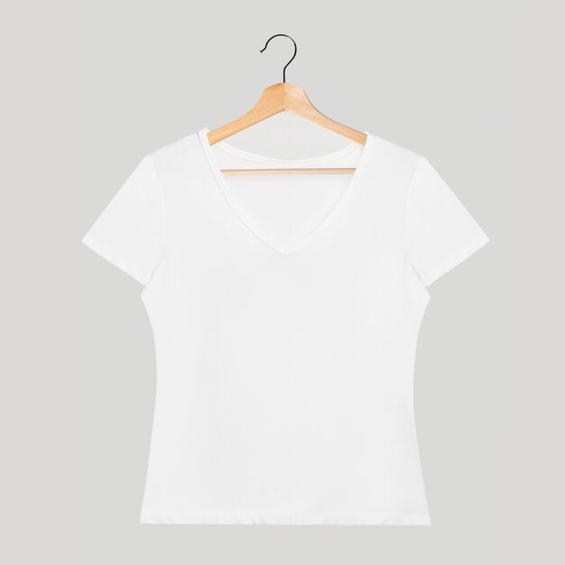 Maquette de t-shirt à col en V blanc simple sur un cintre en bois