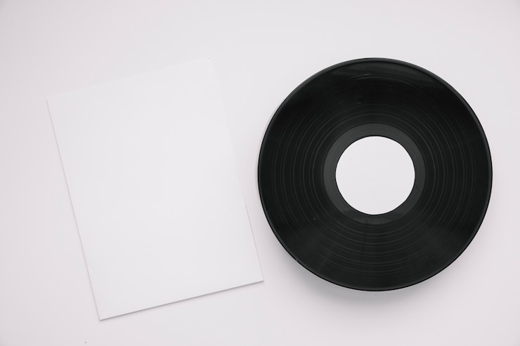 Photo gratuit maquette en vinyle à côté du papier