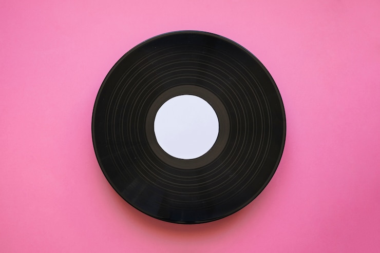 Photo gratuit maquette de vinyle sur fond rose