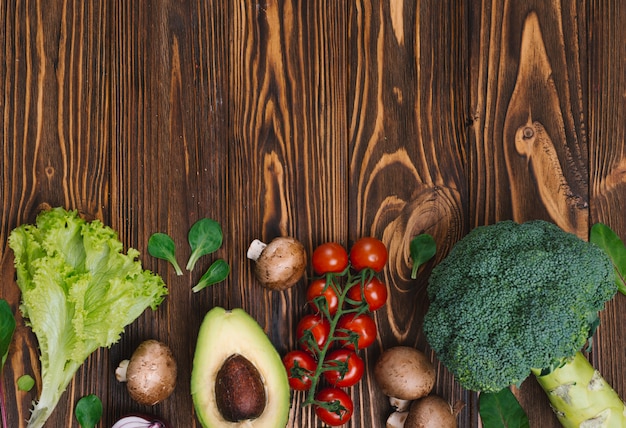 Maquette vue de dessus des aliments diététiques avec fond de légumes frais