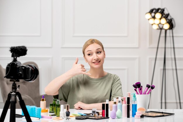Maquillage blogueur enregistrement tutoriel de maquillage sur caméra jeune jolie jolie fille heureuse