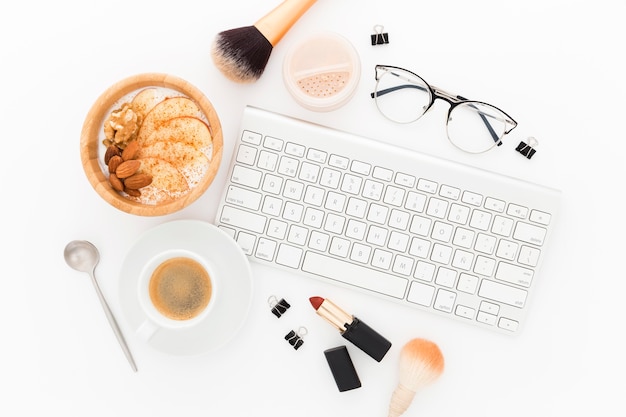 Photo gratuite maquillage et bol avec du yaourt pour le petit déjeuner