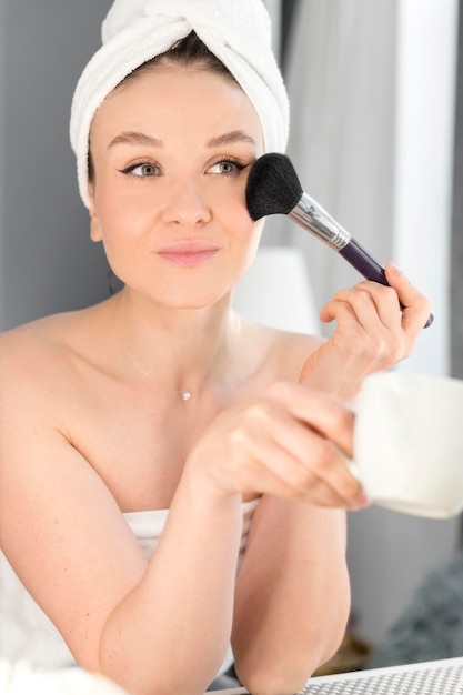 Photo gratuite maquillage femme, à, brosse