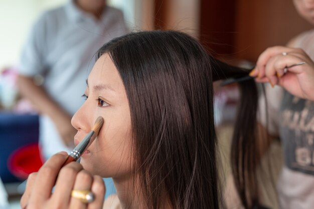 Maquillage de fille en utilisant un artiste de maquillage professionnel.