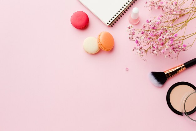 Maquillage et fleurs copie vue de dessus de l'espace