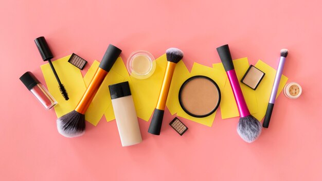 Maquillage produits de beauté alignés