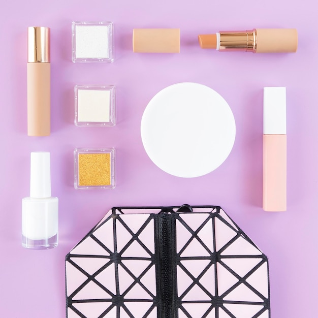 Photo gratuite maquillage produits de beauté et trousse