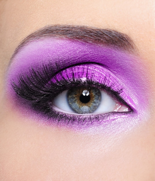 Photo gratuite maquillage violet brillant des yeux de femme - mfront view