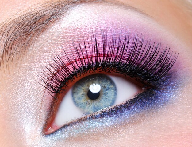 Maquillage des yeux avec des couleurs vives saturetad - macro shot
