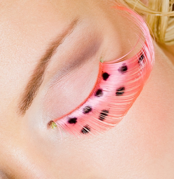 Maquillage des yeux rose avec de faux cils - macro shot