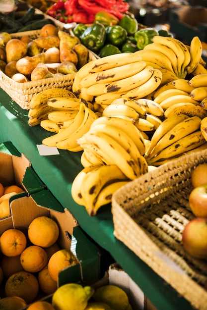 Marché aux fruits avec divers fruits et légumes colorés