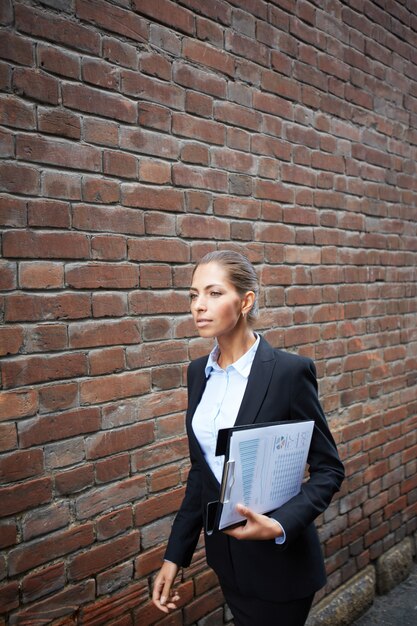 marche exécutif Femme et tenant un presse-papiers