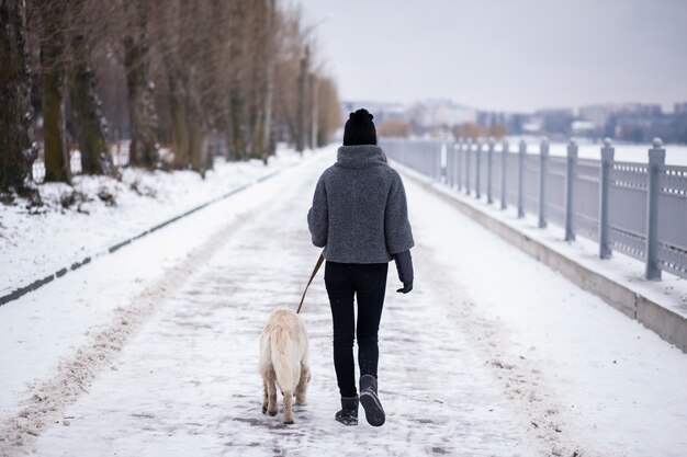 Marche personne à pied femme heureuse