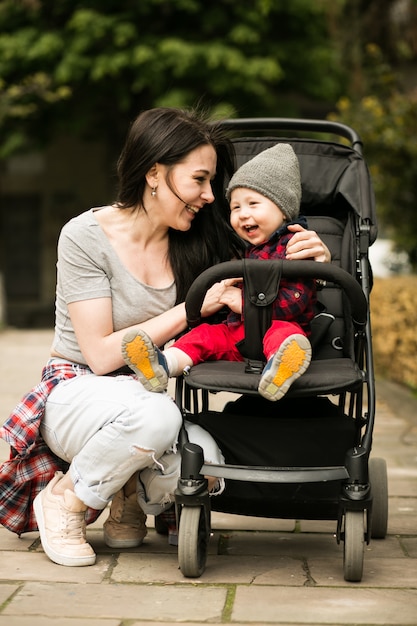 Marche à pied bébé mère heureuse