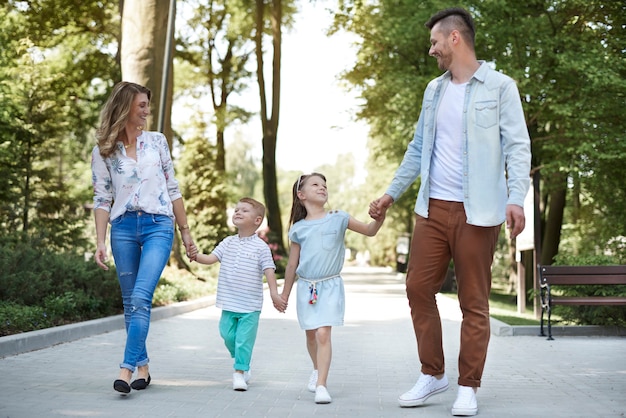 Marcher en famille au parc