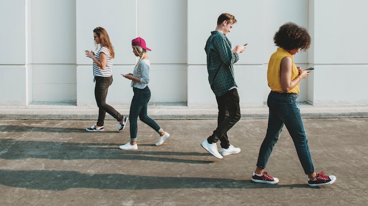 Photo gratuit marcher les gens en gardant la distance pour se protéger des virus covid-19 fond d'écran