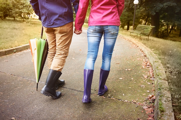 Marcher en jour de pluie avec une personne spéciale