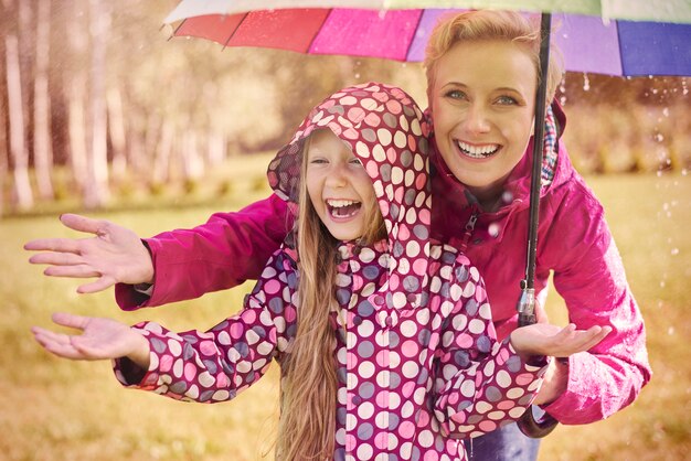 Marcher sous la pluie peut être très amusant