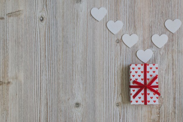 Marco gris con dos regalos y un corazón blanco