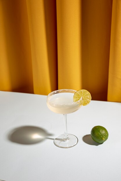 Margarita classique fait maison, boisson, citron vert et sel sur table