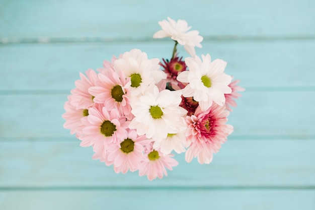 Photo gratuite marguerites colorées en bouquet