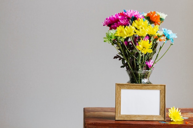 Marguerites colorées dans un vase