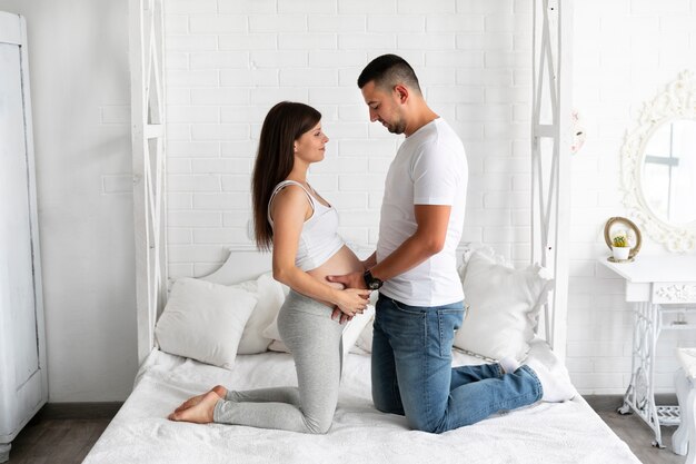 Mari et femme attendent ensemble leur nouveau bébé
