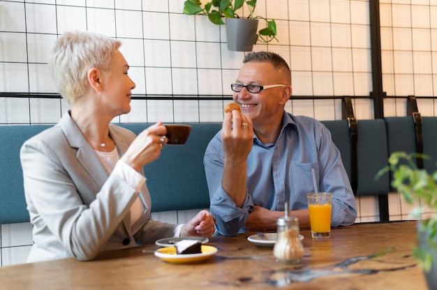 Mari et femme ayant une bonne date dans un café