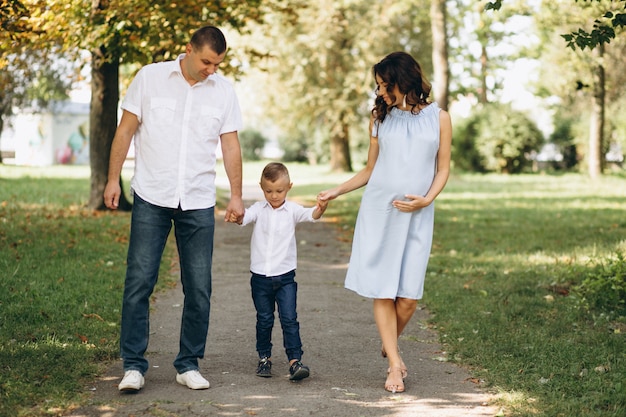 Mari avec femme enceinte et leur fils dans le parc