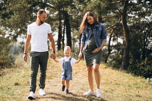 Mari avec femme enceinte et leur fils