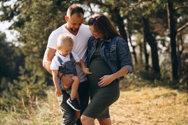 Mari avec femme enceinte et leur fils