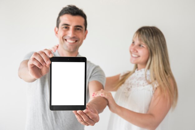 Photo gratuite mari et femme montrant une tablette le jour de la fête des pères