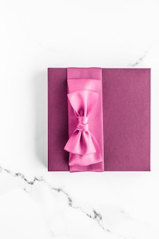 Mariage D Anniversaire Et Concept De Marque Girly Coffret Cadeau Rose Avec Noeud En Soie Sur Mariage D Anniversaire Et Concept De Marque Girly Coffret Cadeau Rose Avec Noeud En Soie Sur