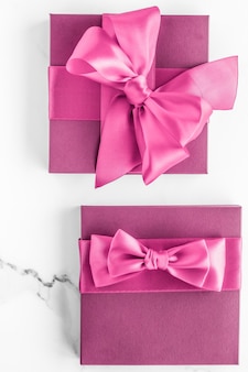 Mariage D Anniversaire Et Concept De Marque Girly Coffret Cadeau Rose Avec Noeud En Soie Sur Mariage D Anniversaire Et Concept De Marque Girly Coffret Cadeau Rose Avec Noeud En Soie Sur