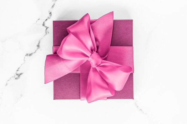 Mariage D Anniversaire Et Concept De Marque Girly Coffret Cadeau Rose Avec Noeud En Soie Sur Fond De Marbre Cadeau De Douche De Bebe Fille Et Cadeau De Mode Glamour Pour La Conception