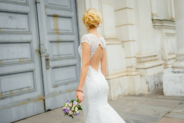 Mariage. Belle mariée avec bouquet. Portrait de mariée