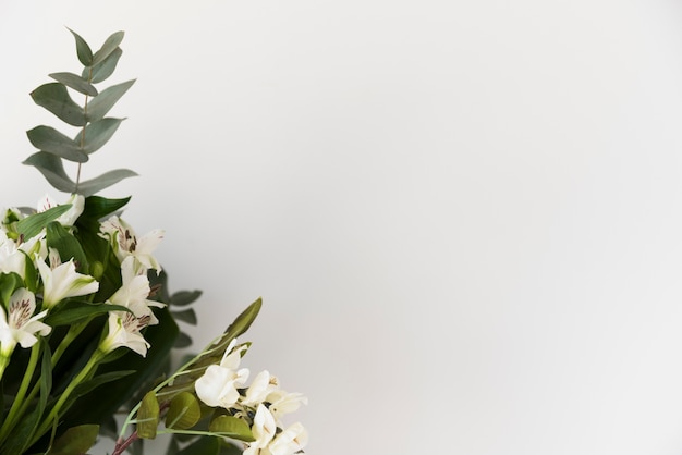 Photo gratuite mariage nature morte avec des fleurs