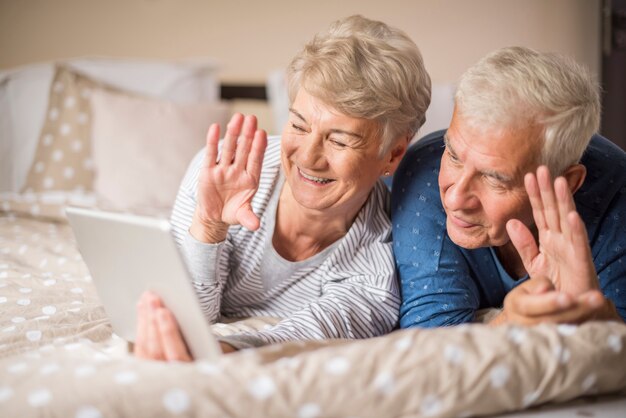 Mariage senior ayant une vidéoconférence