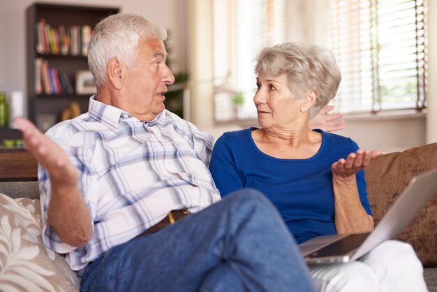 Mariage senior étendant les bras