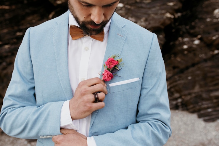 Photo gratuit marié regardant son costume bleu