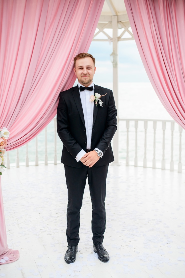 Photo gratuit le marié se tient seul sous la tente pour la cérémonie de mariage à la mer
