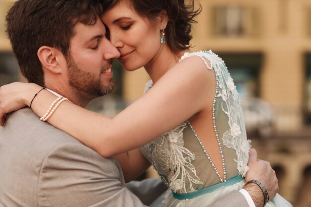 Marié tient la mariée assise sur le pont d&#39;une vieille Vérone