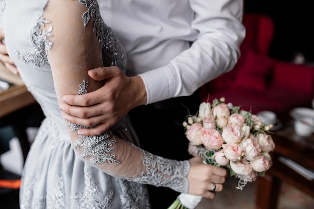 Le marié tient sa main bien-aimée