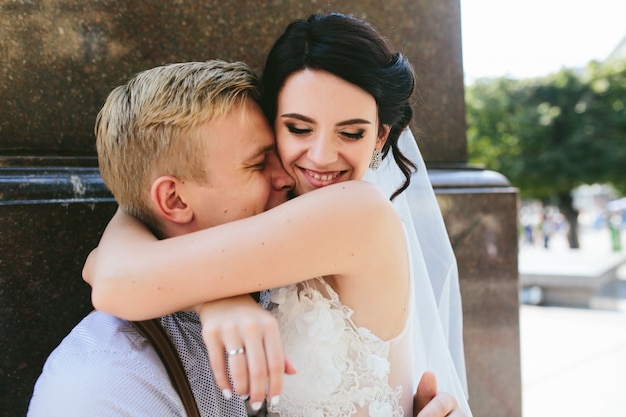 Photo gratuite mariée affectueux étreindre son mari