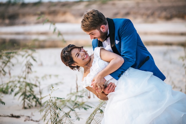 Photo gratuite mariée asiatique et marié caucasien ont du temps de romance et heureux ensemble