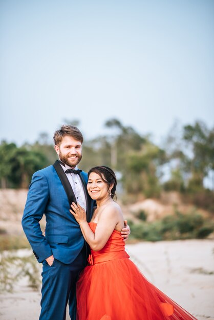 Mariée asiatique et marié caucasien ont du temps de romance et heureux ensemble