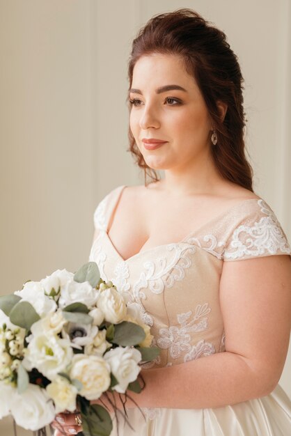 Mariée avec bouquet de fleurs