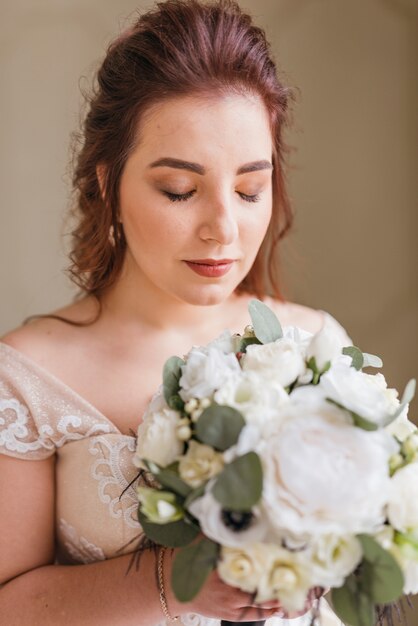 Mariée avec bouquet de fleurs