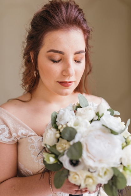 Mariée avec bouquet de fleurs