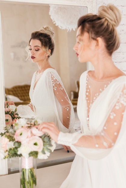 Photo gratuite mariée avec bouquet de fleurs